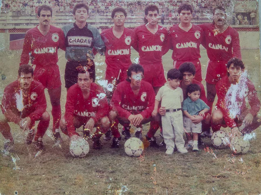 Fotografía de un equipo de fútbol antes de la restauración